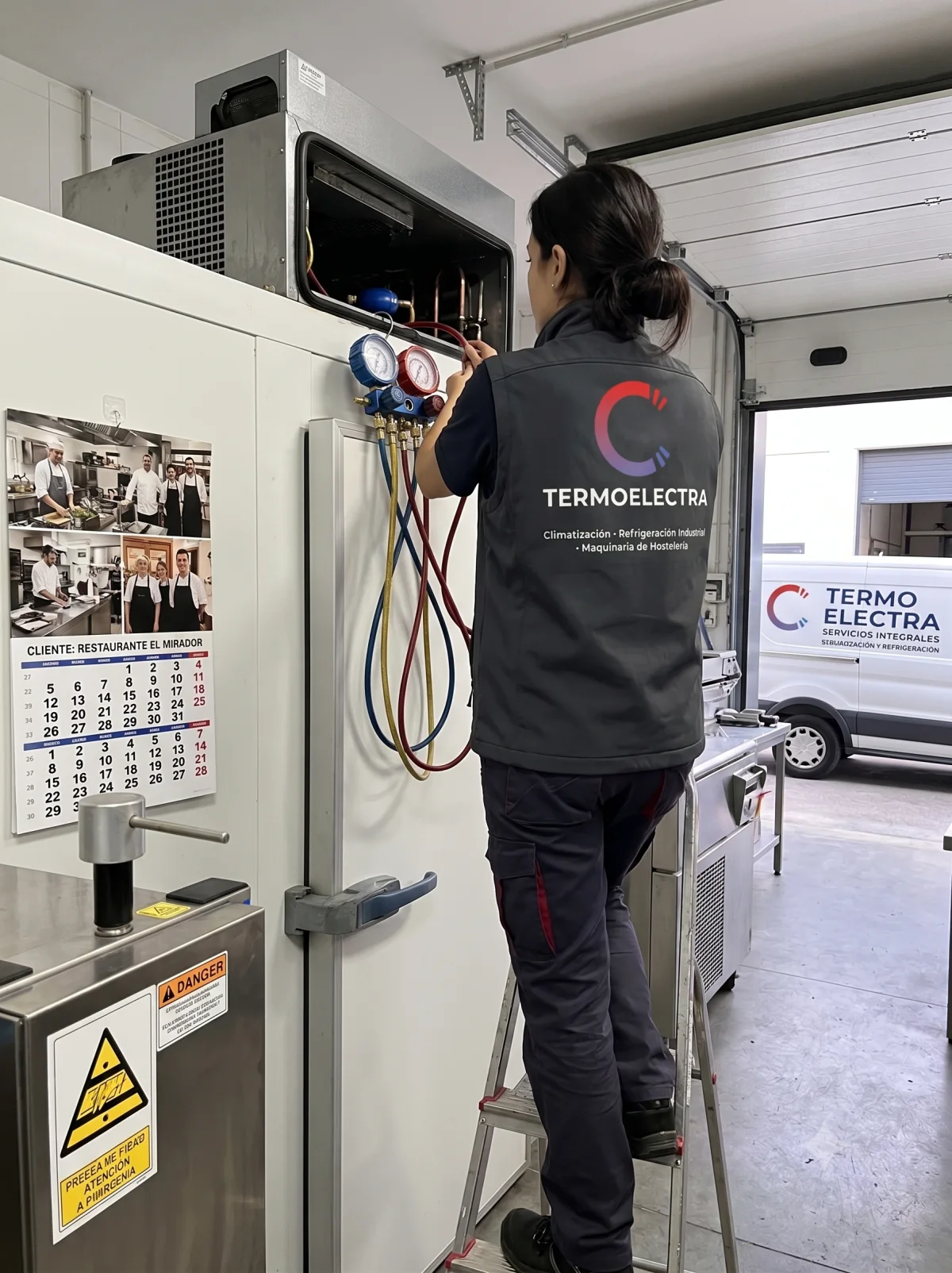Técnica de Termoelectra realizando un servicio de mantenimiento en un restaurante